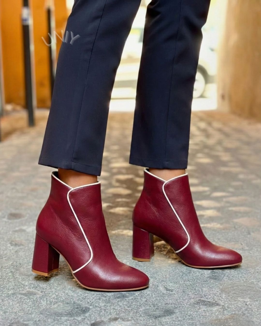 Bottes chevilles en cuir bordeaux avec passepoil blanc talons carrés [Précommande]