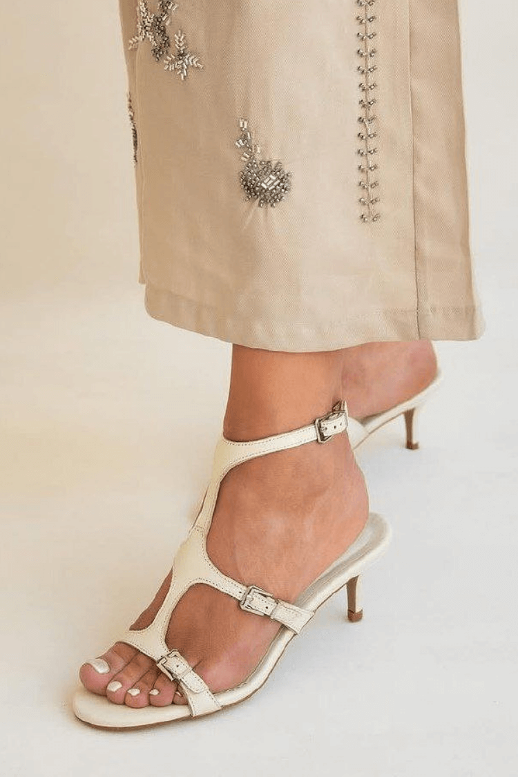 Sandali con tacco a forma di gattino, con tripla fibbia e cinturino in similpelle nera [Pre-ordine]