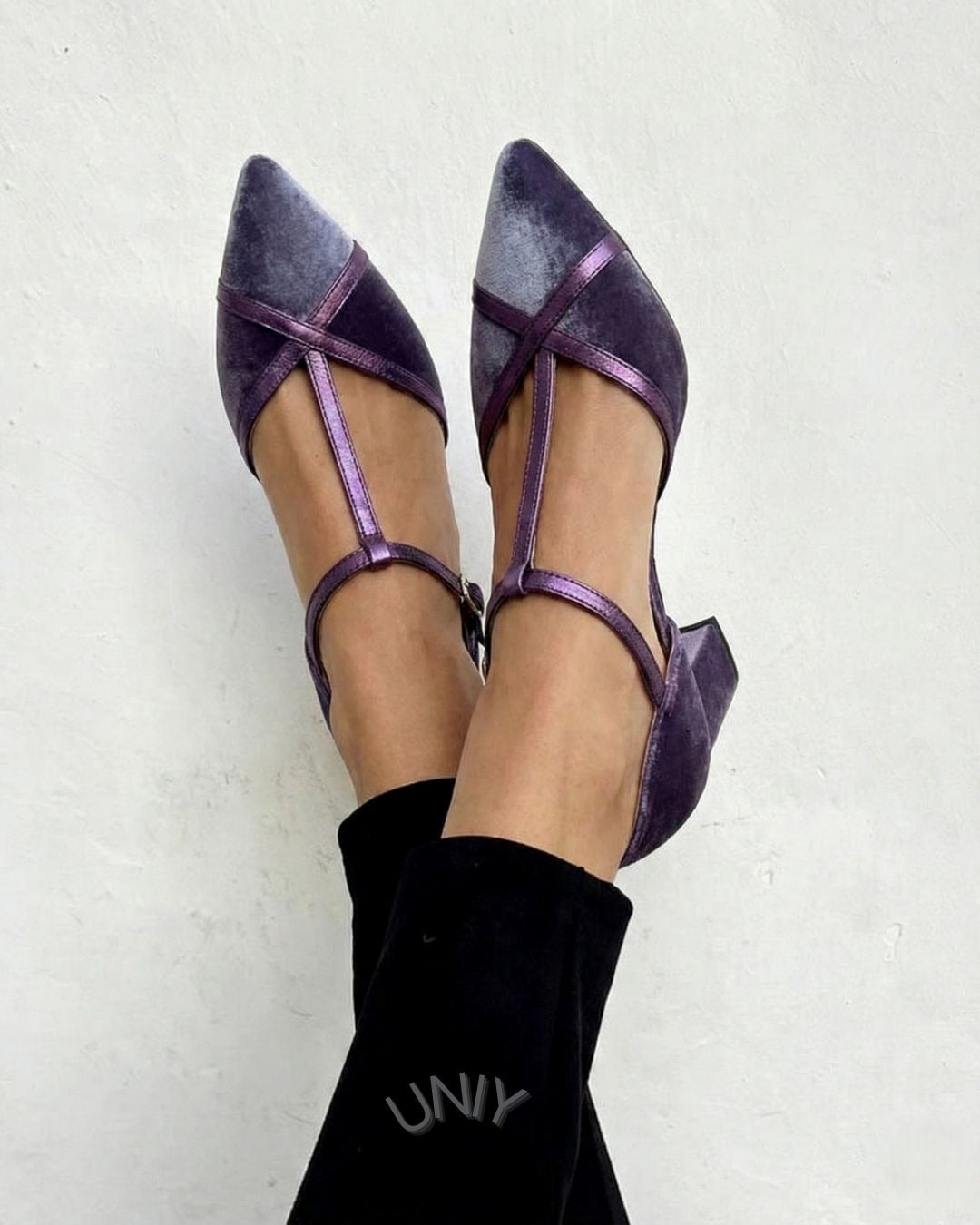Scarpin elegante de veludo roxo com tira em T, bico fino e salto bloco [Pré-venda]