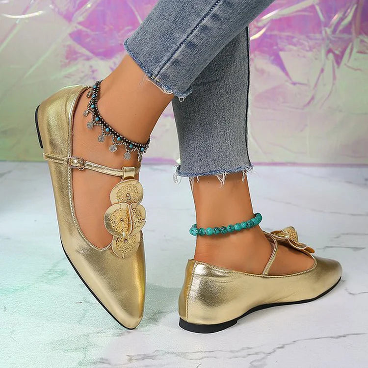 Zapatos planos con punta en punta, hebilla y tiras en T con decoración circular múltiple