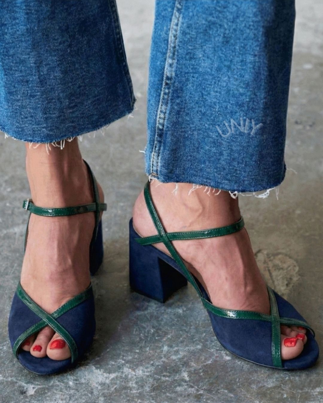 Námořnicky modré sandály s otevřenou špičkou, umělým semišem, křížovými pásky a širokým podpatkem [Předobjednávka]