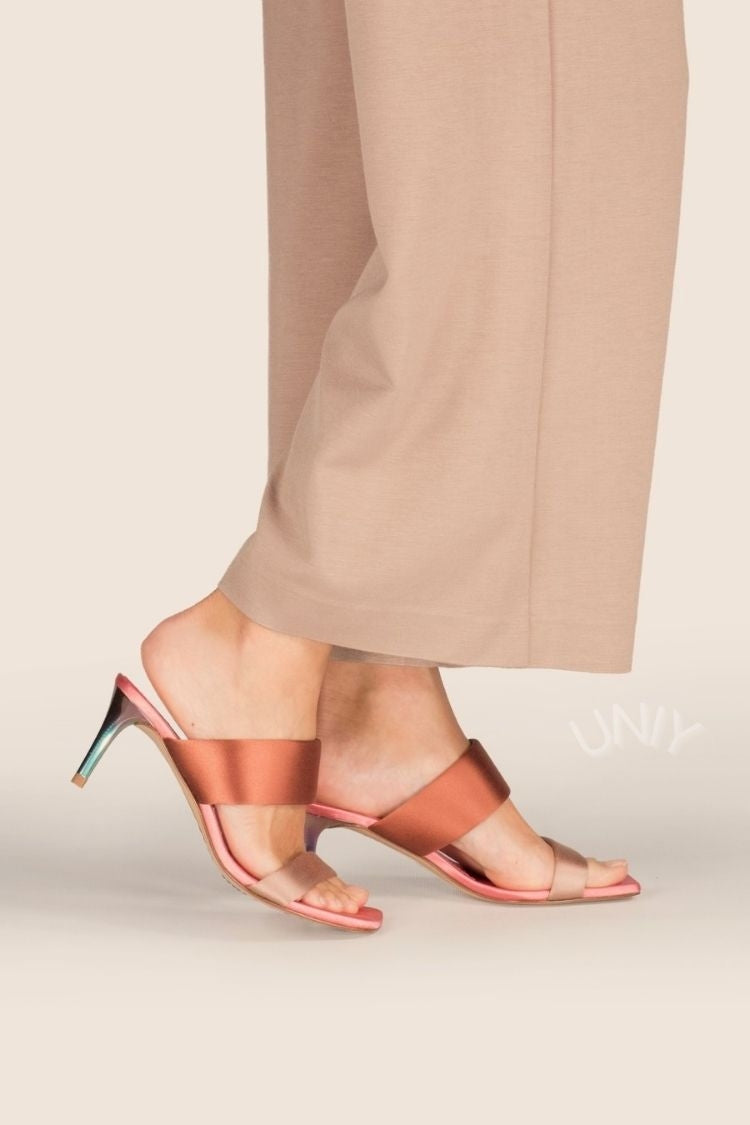 Mules Elegantes com Salto Stiletto, Duas Tiras e Bloco de Cores em Cetim [Pré-venda]