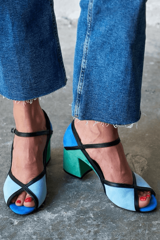 Tacones de aguja con bloques de color y hebilla en T