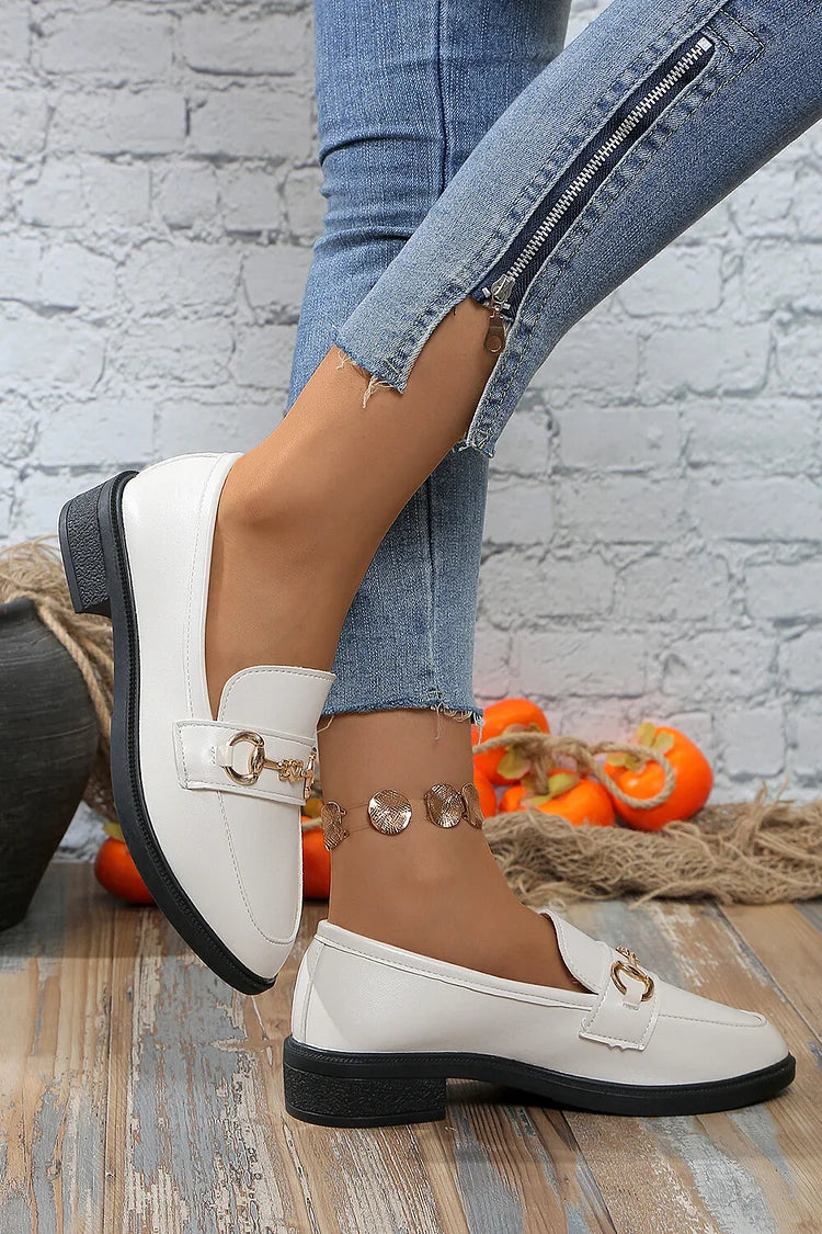 Mocassini con tacco basso e punta tonda, decorati con patchwork in tinta unita e fiocco