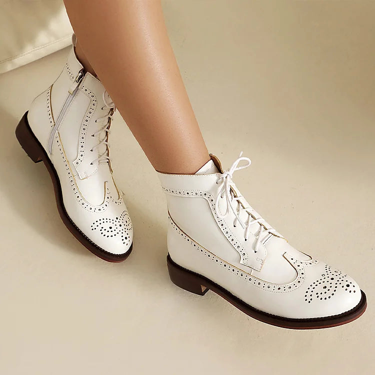 Stivaletti alla caviglia con lacci e punta tonda traforata in tinta unita