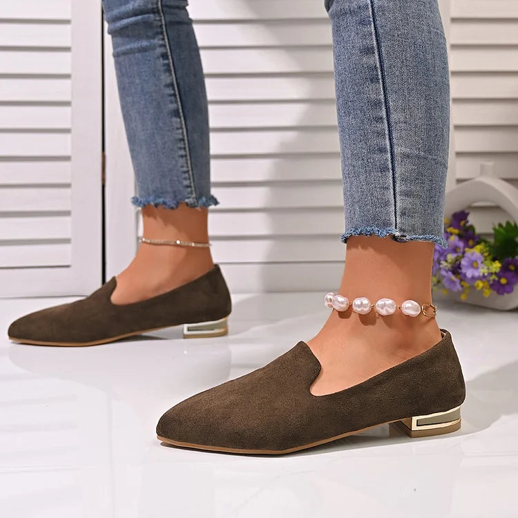 Mocassini slip on casual con tacco basso e punta a punta tinta unita