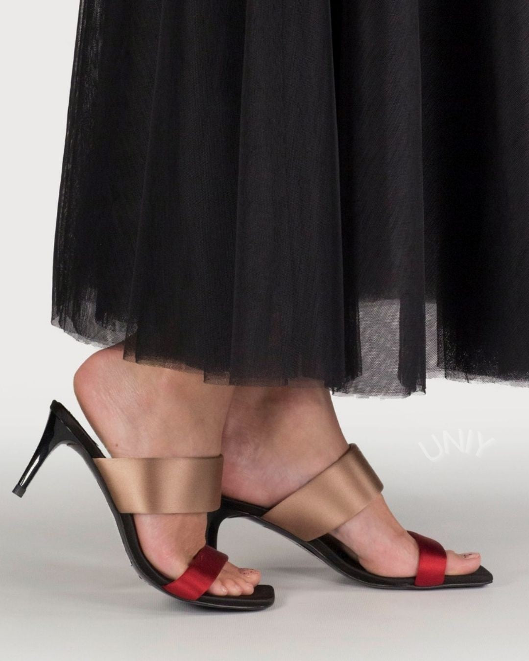 Sandalias elegantes de satén con punta abierta y tacón de aguja con tiras y bloques de color [Reserva]