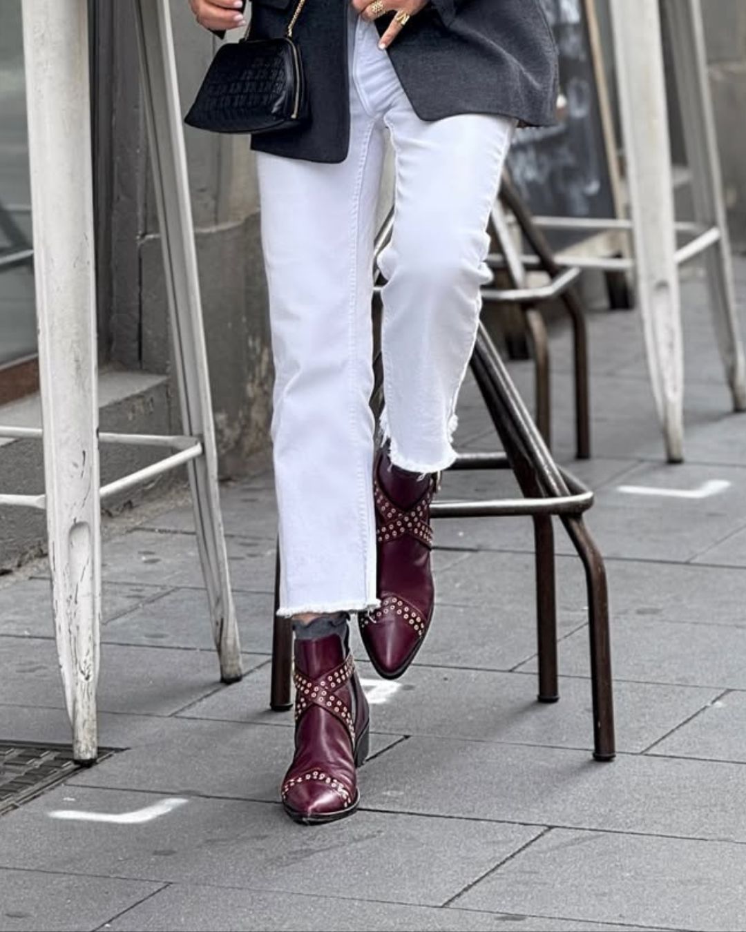 Botas de cano curto com fivela cravejada bordeaux, bico fino e recortes