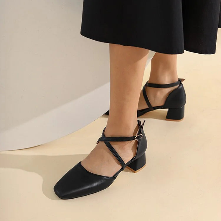 Scarpe con tacco grosso, punta quadrata, fibbia e cinturino incrociato, tinta unita