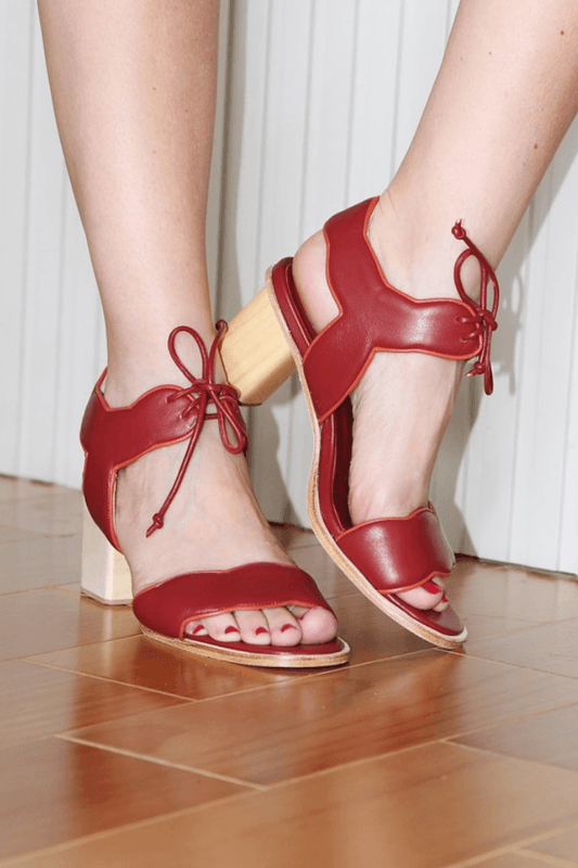 Sandali con punta aperta in pelle vintage con tacco scolpito e lacci [Pre-ordine]