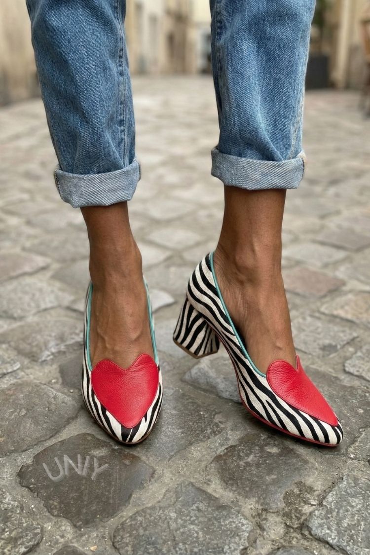 Tacones con punta puntiaguda y corazón rojo con pelo de poni y estampado animal [Reserva]
