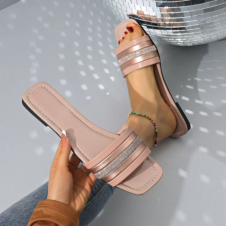 Klapki plażowe z kwadratowym noskiem, ozdobione kolorowymi kryształkami