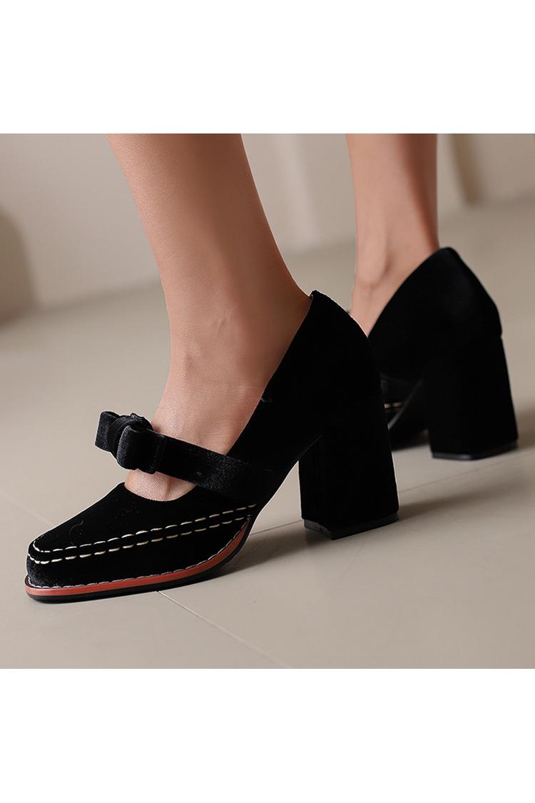 Punta tonda, tacco grosso, cinturino sul collo del piede, dettagli cuciti, fiocco decorativo 