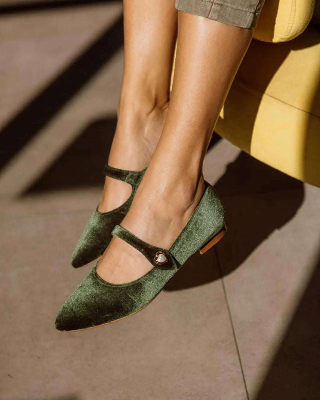 Olivgrüne Samt-Mary-Jane-Ballerinas mit spitz zulaufender Spitze und Herzdetail [Vorbestellung]