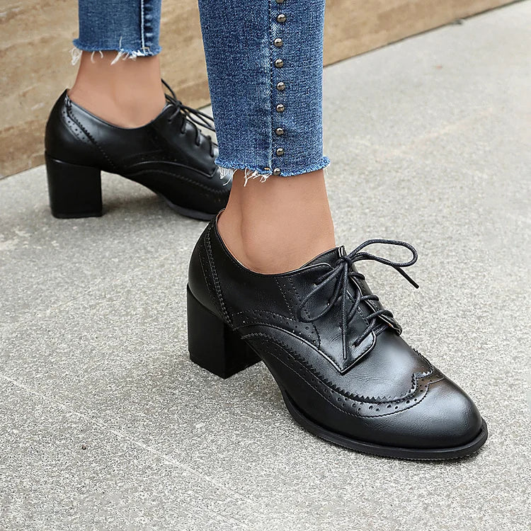 Oxford Brogues com atacadores, biqueira redonda, salto grosso, bloco de cores em patchwork