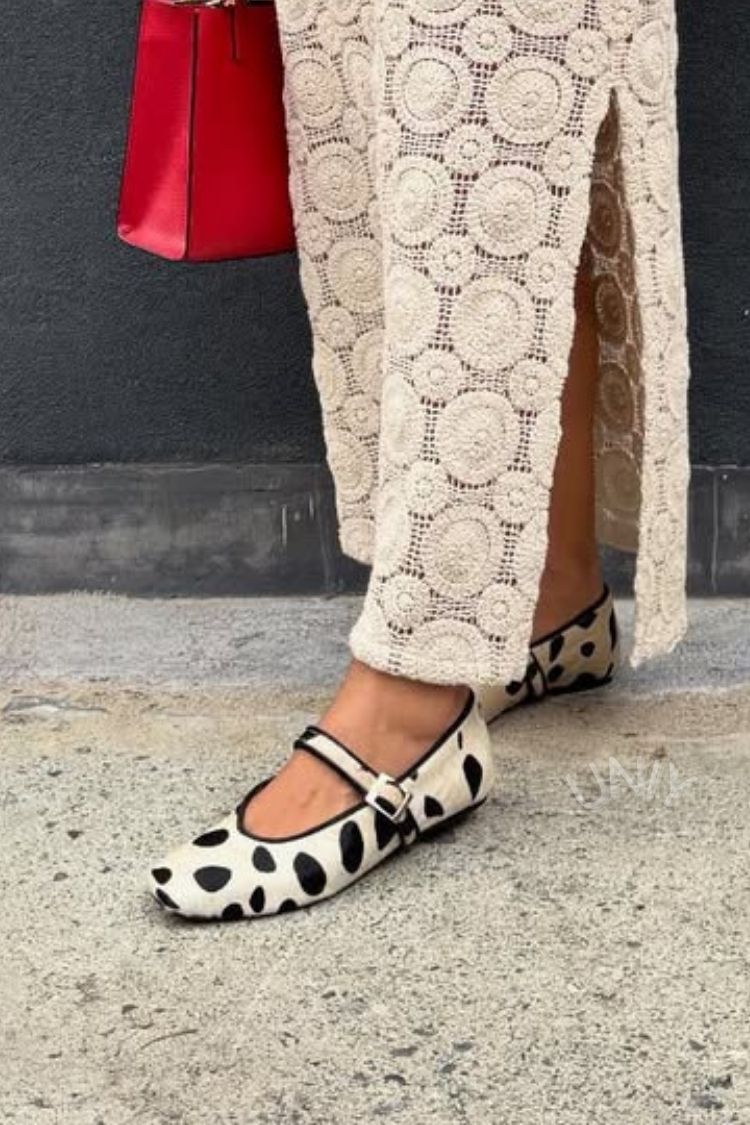 Sapatilhas Vintage Mary Jane em Pelo de Bezerro Preto e Branco com Poás [Pré-venda]