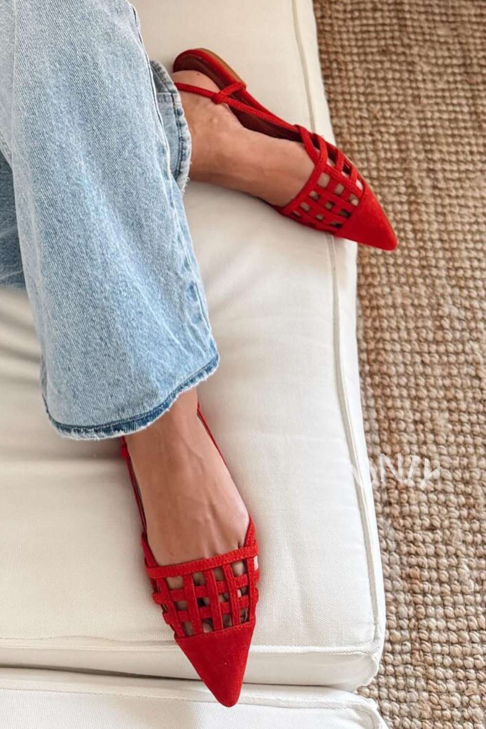 Ballerine in pelle scamosciata con punta a punta e inserti cut-out [Pre-ordine]