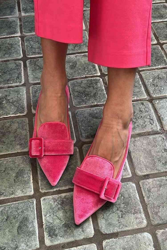 Mocassini a punta con cinturino oversize in velluto e fibbia