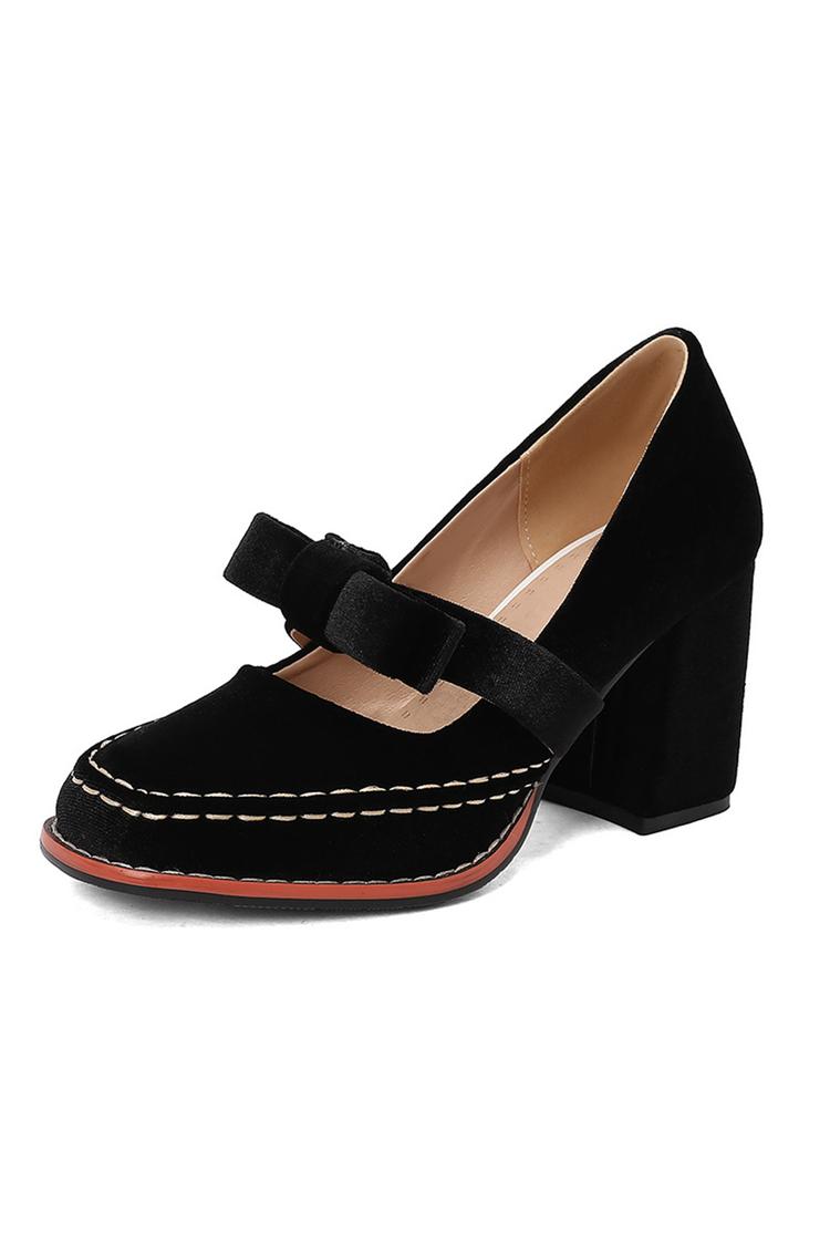 Punta tonda, tacco grosso, cinturino sul collo del piede, dettagli cuciti, fiocco decorativo 