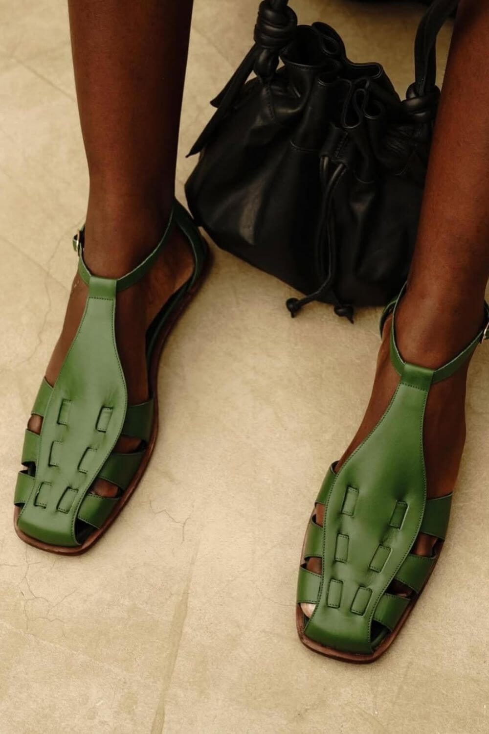 Ausgehöhlte weiße Riemen Schnalle Geschlossene quadratische Zehen Knöchel Sandalen