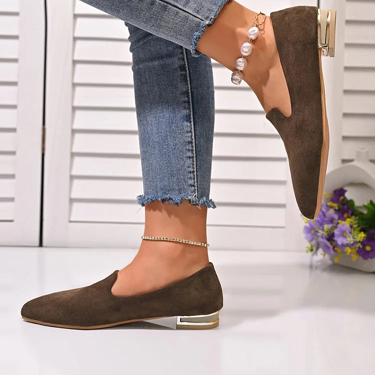 Mocassini slip on casual con tacco basso e punta a punta tinta unita