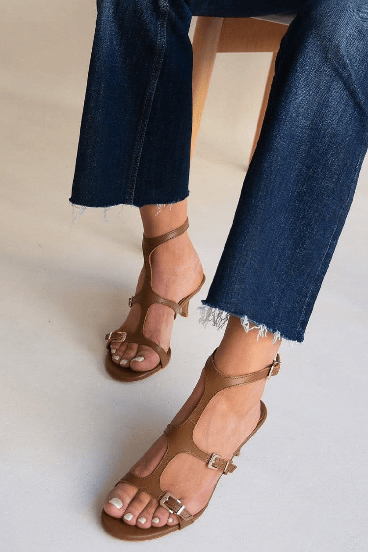 Sandali con tacco a forma di gattino, con tripla fibbia e cinturino in similpelle nera [Pre-ordine]