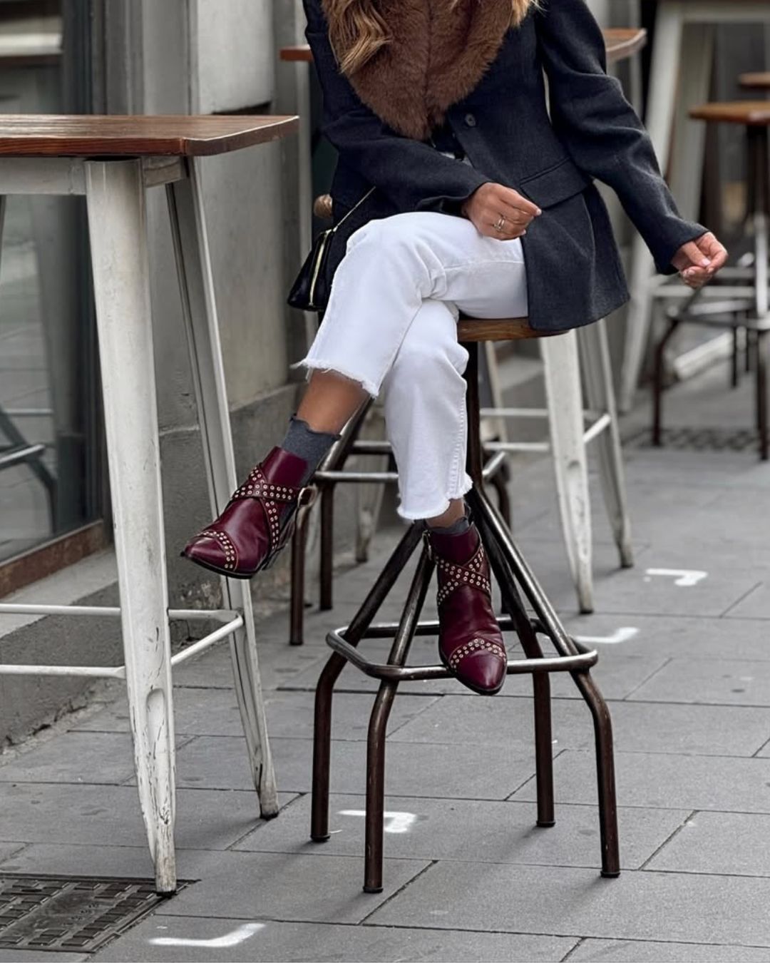 Botas de cano curto com fivela cravejada bordeaux, bico fino e recortes
