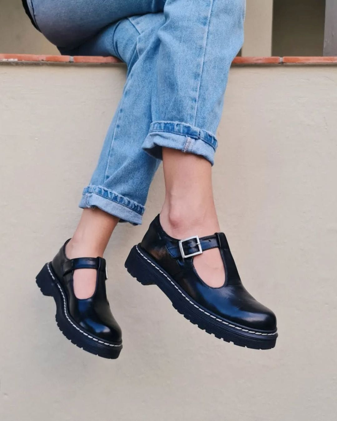 Schwarze T-Riemen Plateau Slipper [Vorbestellung]