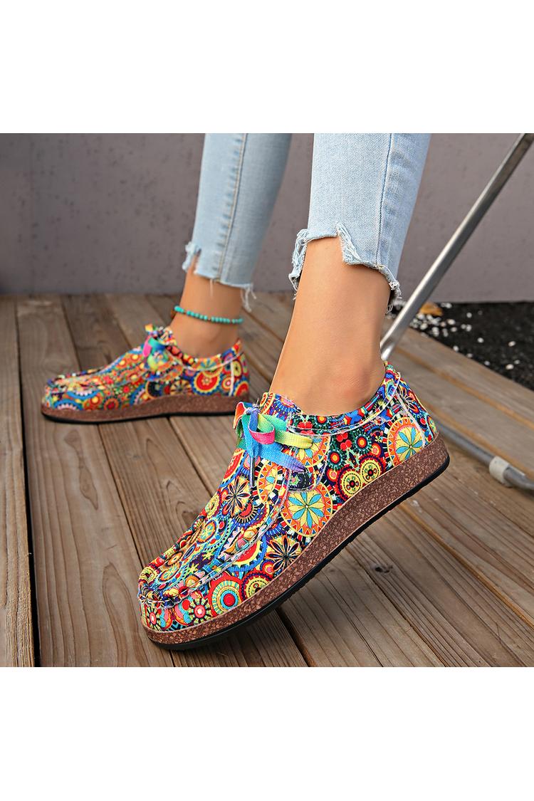 Sneakers casual con lacci e punta tonda con stampa a motivo etnico multicolore 