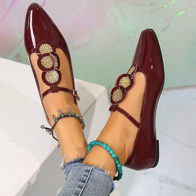 Zapatos planos con punta en punta, hebilla y tiras en T con decoración circular múltiple