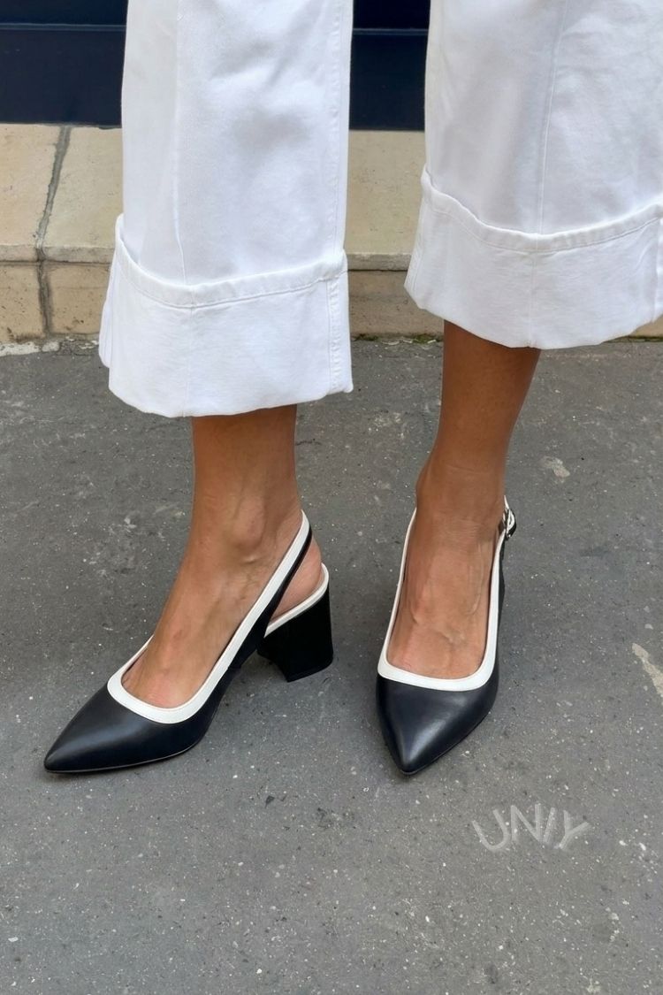Scarpins Elegantes Bicolor com Bico Fino, Slingback e Salto Grosso [Pré-venda]