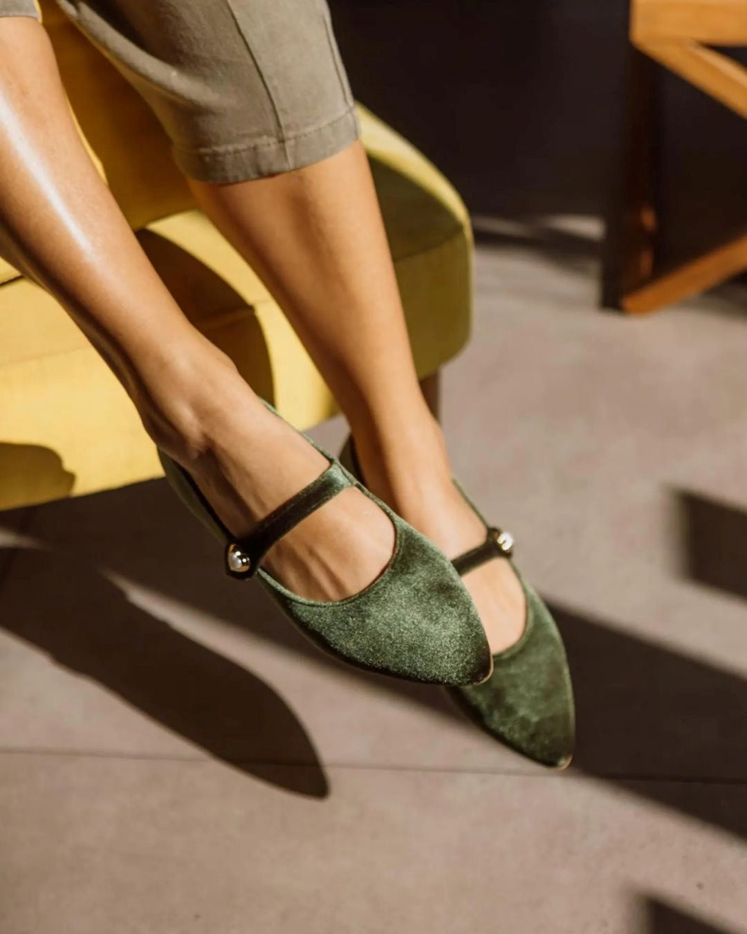 Olivgrüne Samt-Mary-Jane-Ballerinas mit spitz zulaufender Spitze und Herzdetail [Vorbestellung]