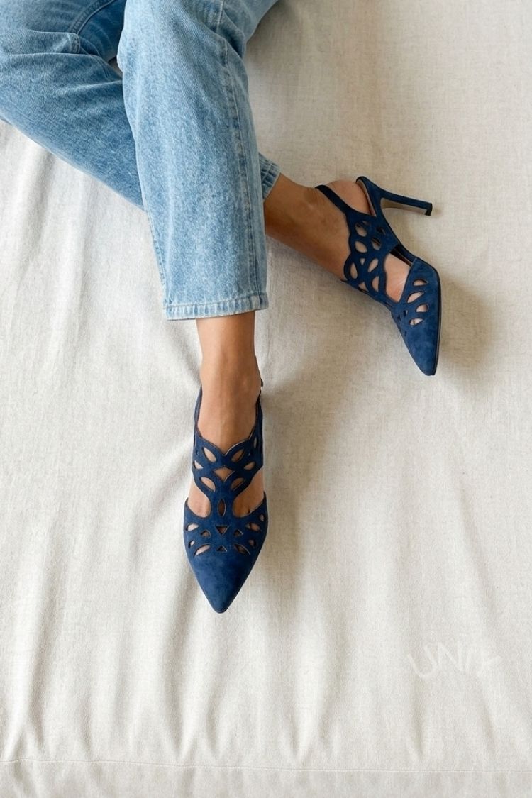 Sandálias Stiletto Azul Marinho em Camurça com Corte a Laser e Bico Fino [Pré-venda]