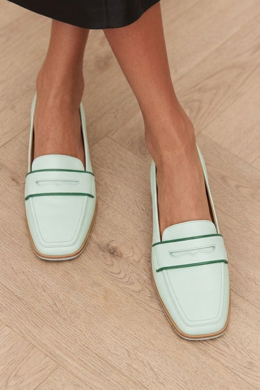 Mocassins Minimalistas Verde Menta com Bico Quadrado e Detalhes Contrastantes [Pré-venda]