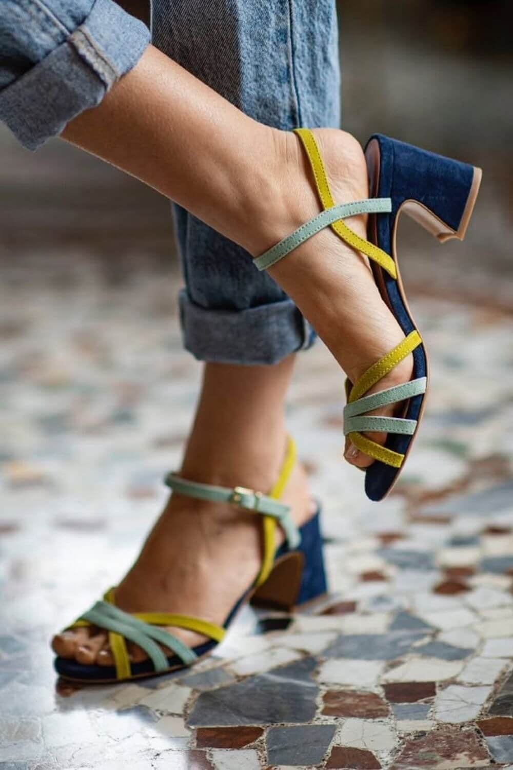 Sandali con tacco a blocco multi-cinturino in similpelle color block [Pre-ordine]