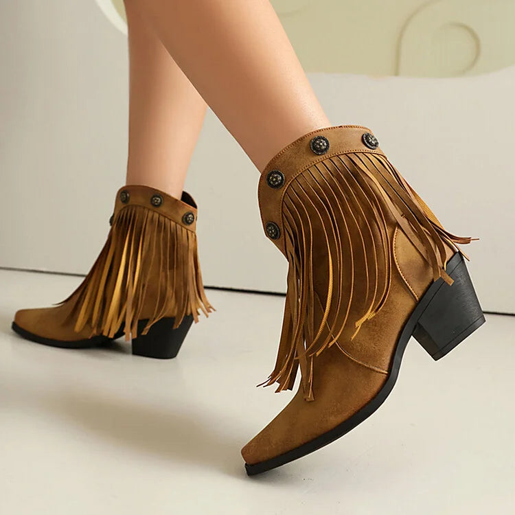 Ankle Boots mit Fransenbesatz und metallischen Nieten und eckiger Zehenpartie und klobigem Absatz