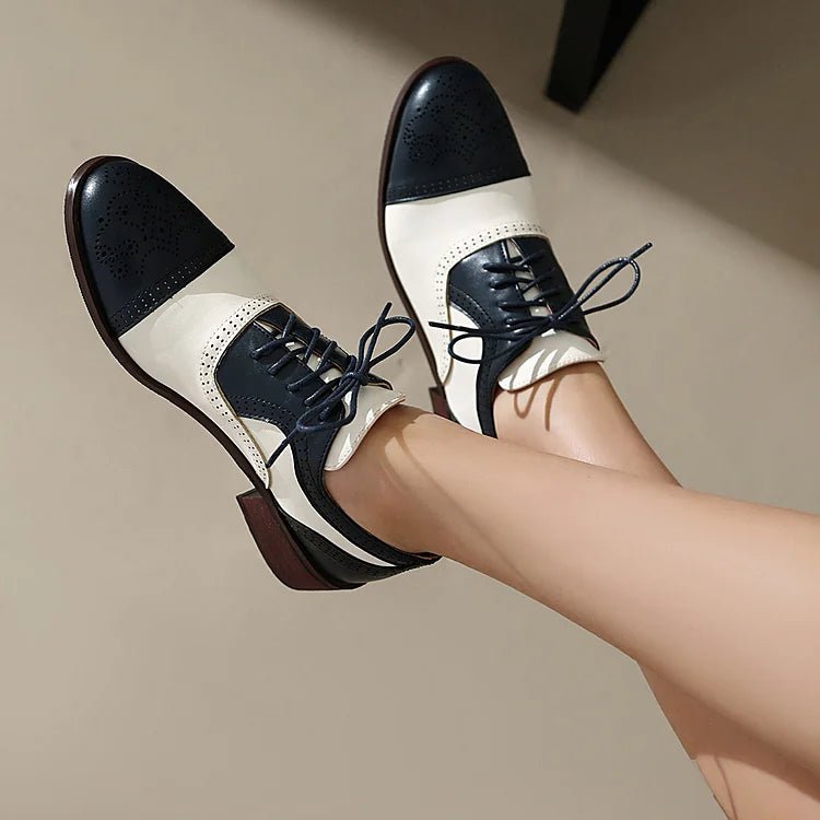 Oxford brogue con punta tonda e lacci colorblock e tacco basso a blocco