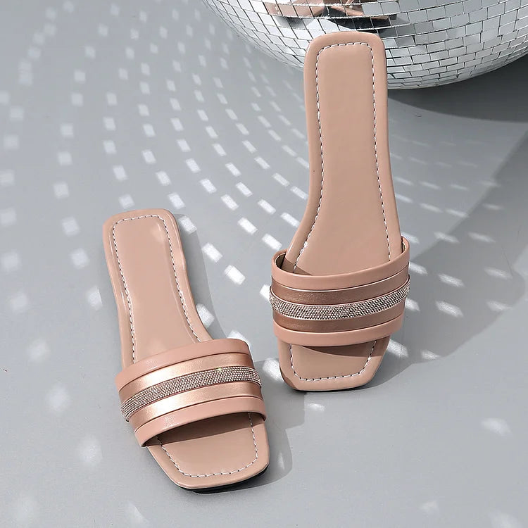 Klapki plażowe z kwadratowym noskiem, ozdobione kolorowymi kryształkami