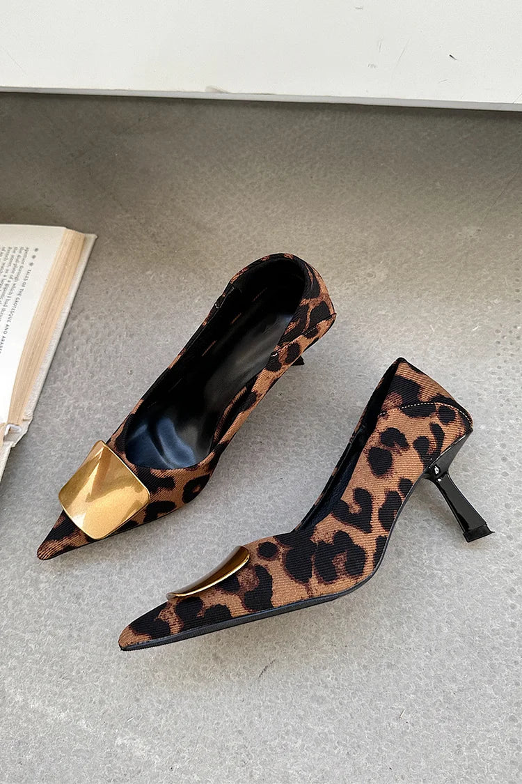 Tacones de aguja con punta puntiaguda y estampado de leopardo con decoración de metal