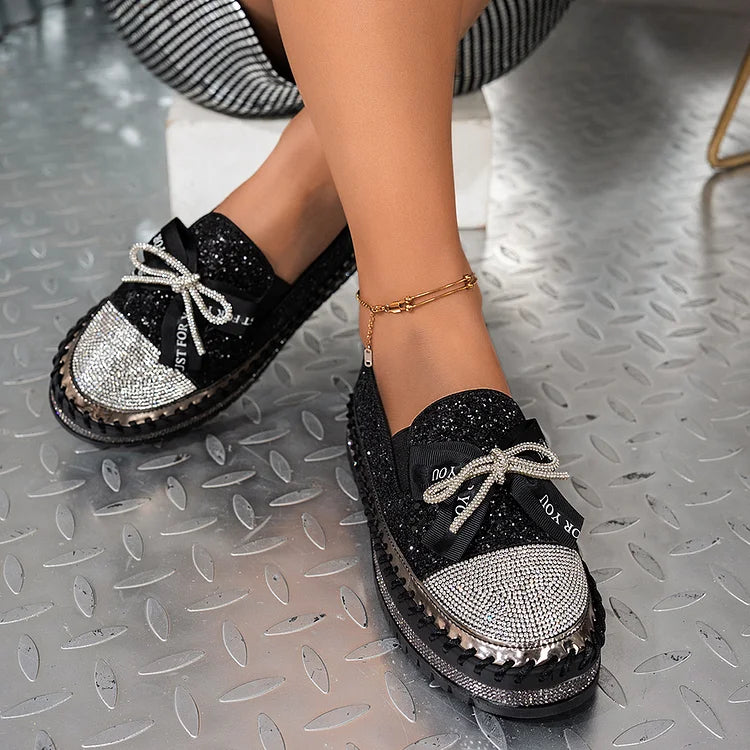 Błyszczące mokasyny z kokardą z kryształków, ozdobione przeszyciami, z okrągłym noskiem