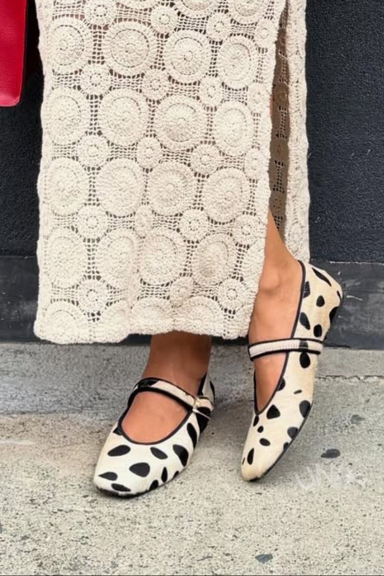 Sapatilhas Vintage Mary Jane em Pelo de Bezerro Preto e Branco com Poás [Pré-venda]