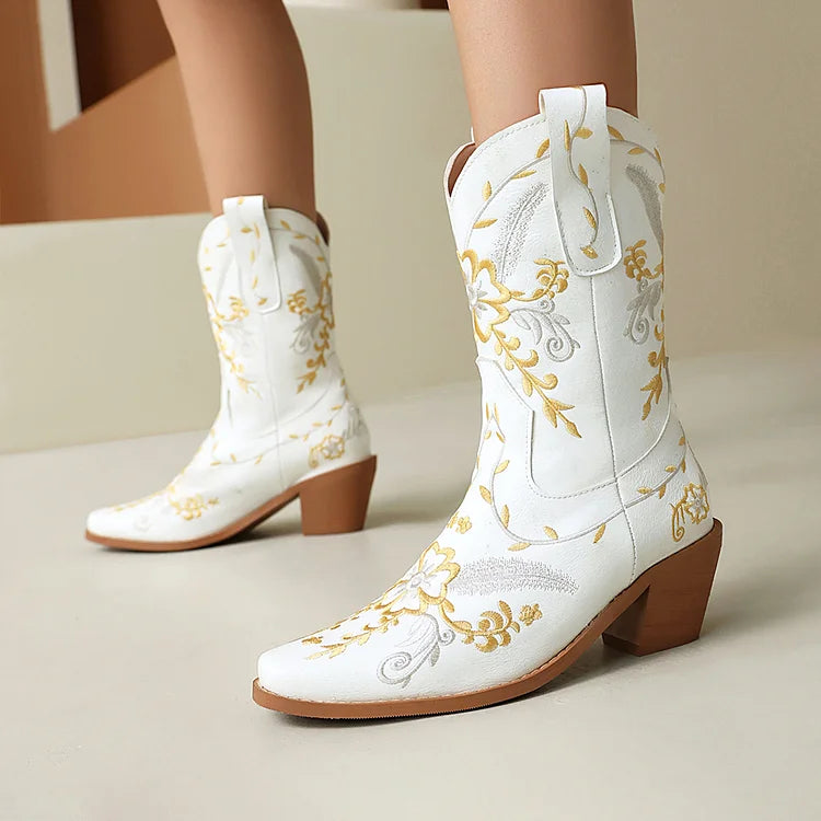 Botas vaqueras con tacón grueso y punta puntiaguda y parches con bordado floral