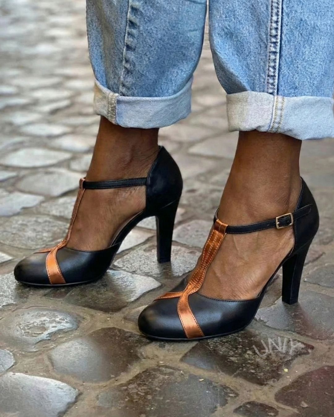 Scarpin Clássico Preto com Contraste, Bico Redondo e Tira em T [Pré-venda]