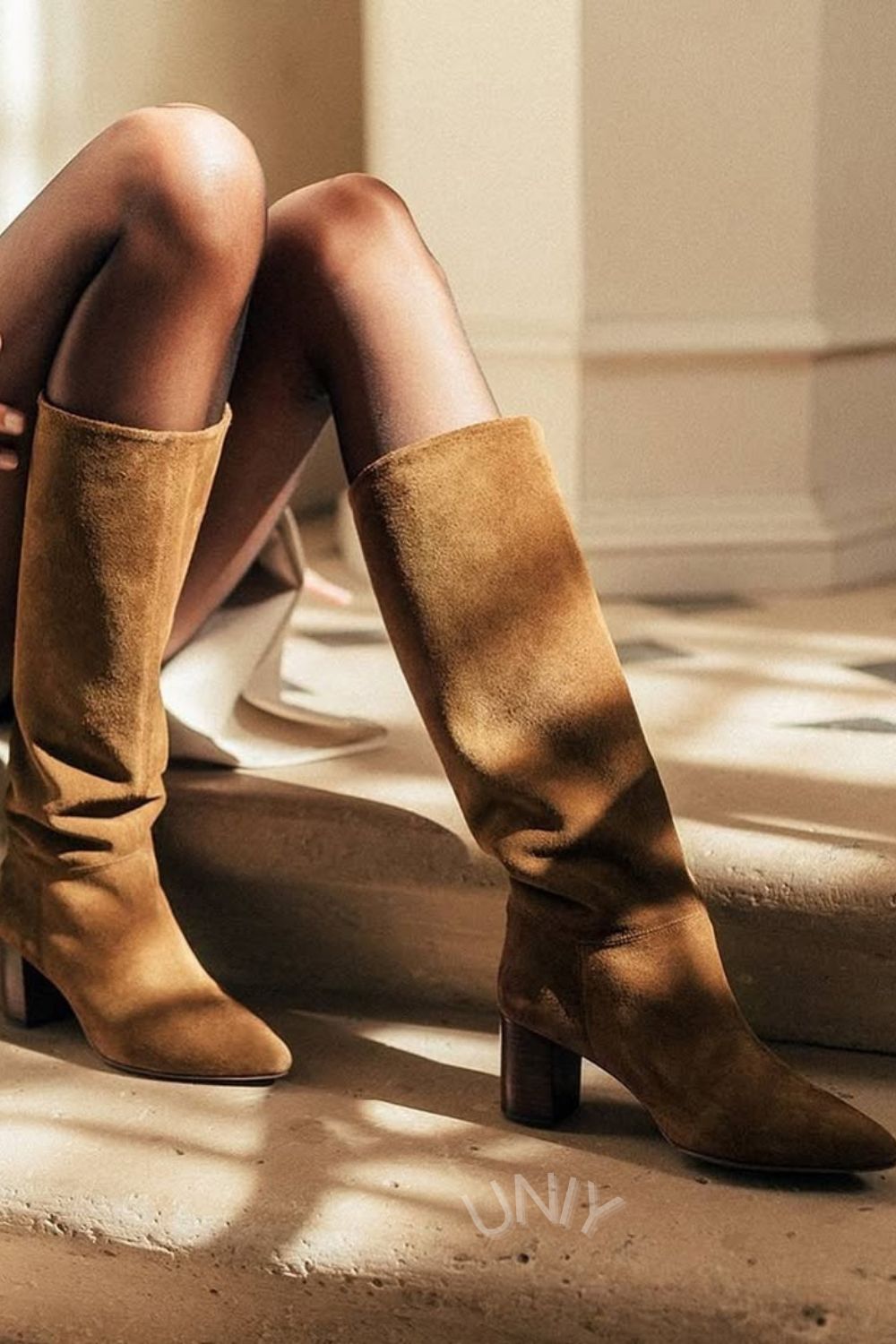 Stivali alti fino al ginocchio in pelle scamosciata color cuoio con tacco a blocco [Pre-ordine]