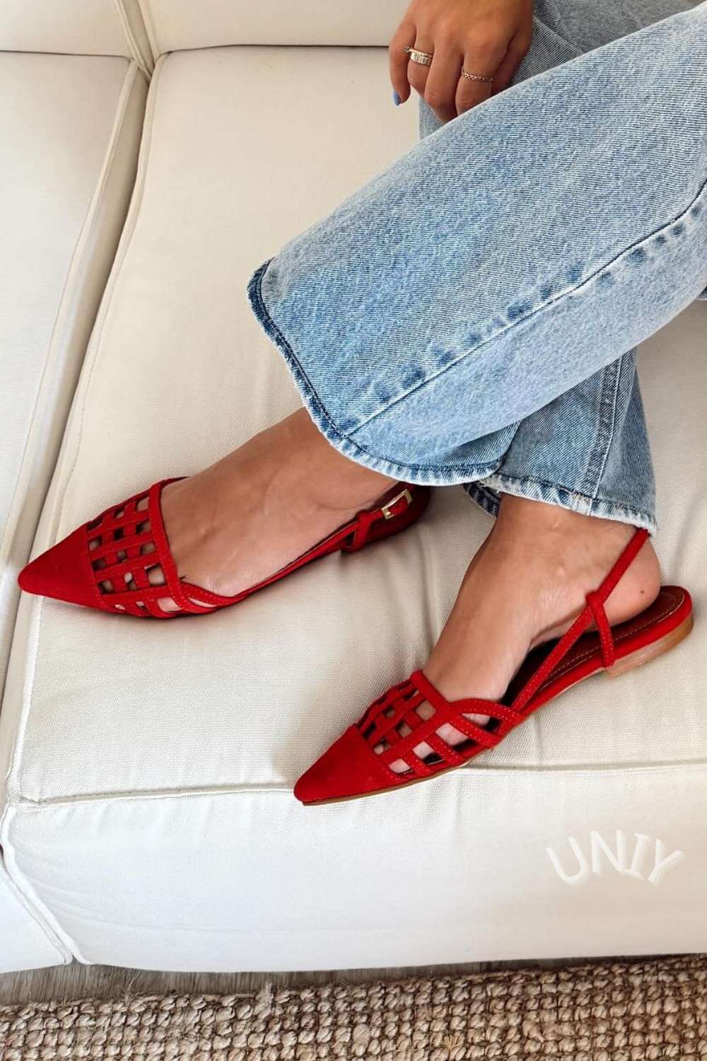 Ballerine in pelle scamosciata con punta a punta e inserti cut-out [Pre-ordine]