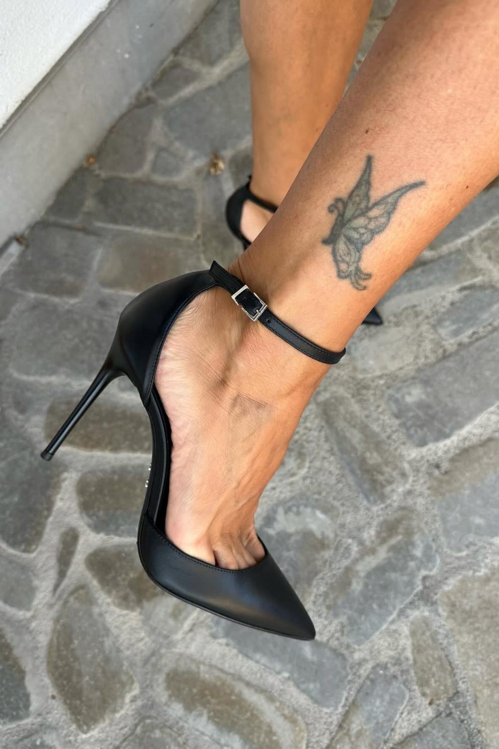 Schwarze Leder Spitz zulaufende Zehen Knöchelriemen Hohe Absätze [Vorbestellung]