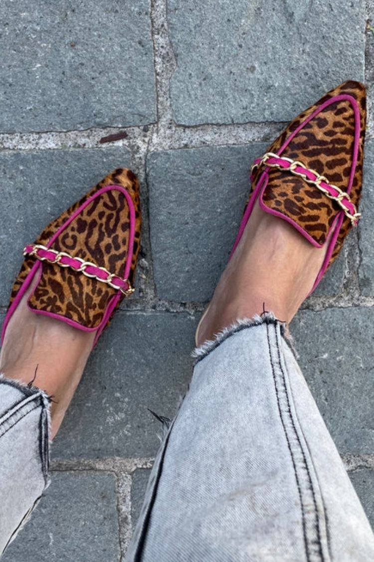 Ballerine a punta in similpelle con finiture leopardate e catena [Pre-ordine]