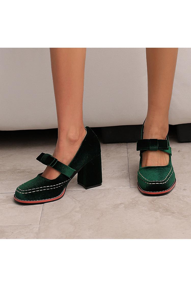 Punta tonda, tacco grosso, cinturino sul collo del piede, dettagli cuciti, fiocco decorativo 