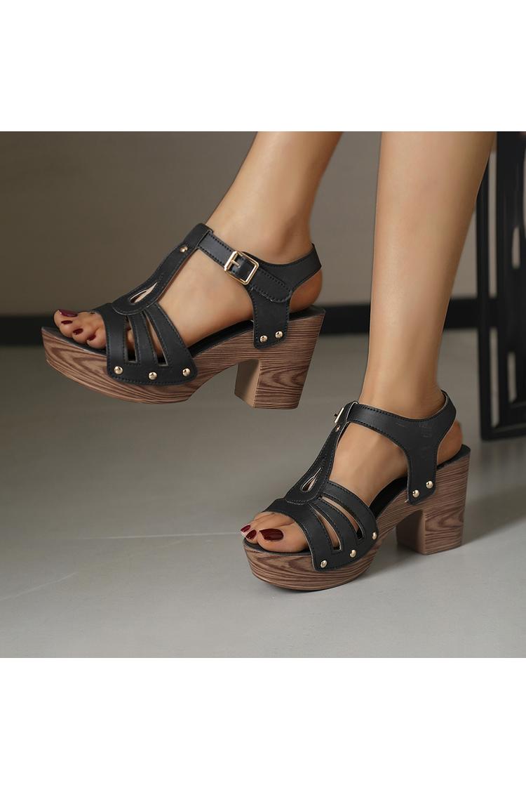 Sandali con tacco a punta tonda, decorati con borchie metalliche traforate, tinta unita