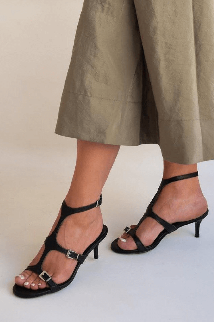 Sandali con tacco a forma di gattino, con tripla fibbia e cinturino in similpelle nera [Pre-ordine]